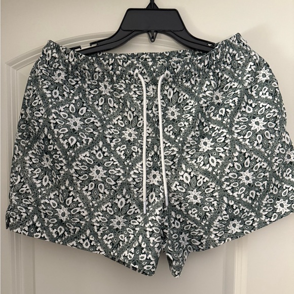 Abercrombie & Fitch Other - ABERCROMBIE & FITCH Men’s Swimshort 5” inseam. Tapestry print